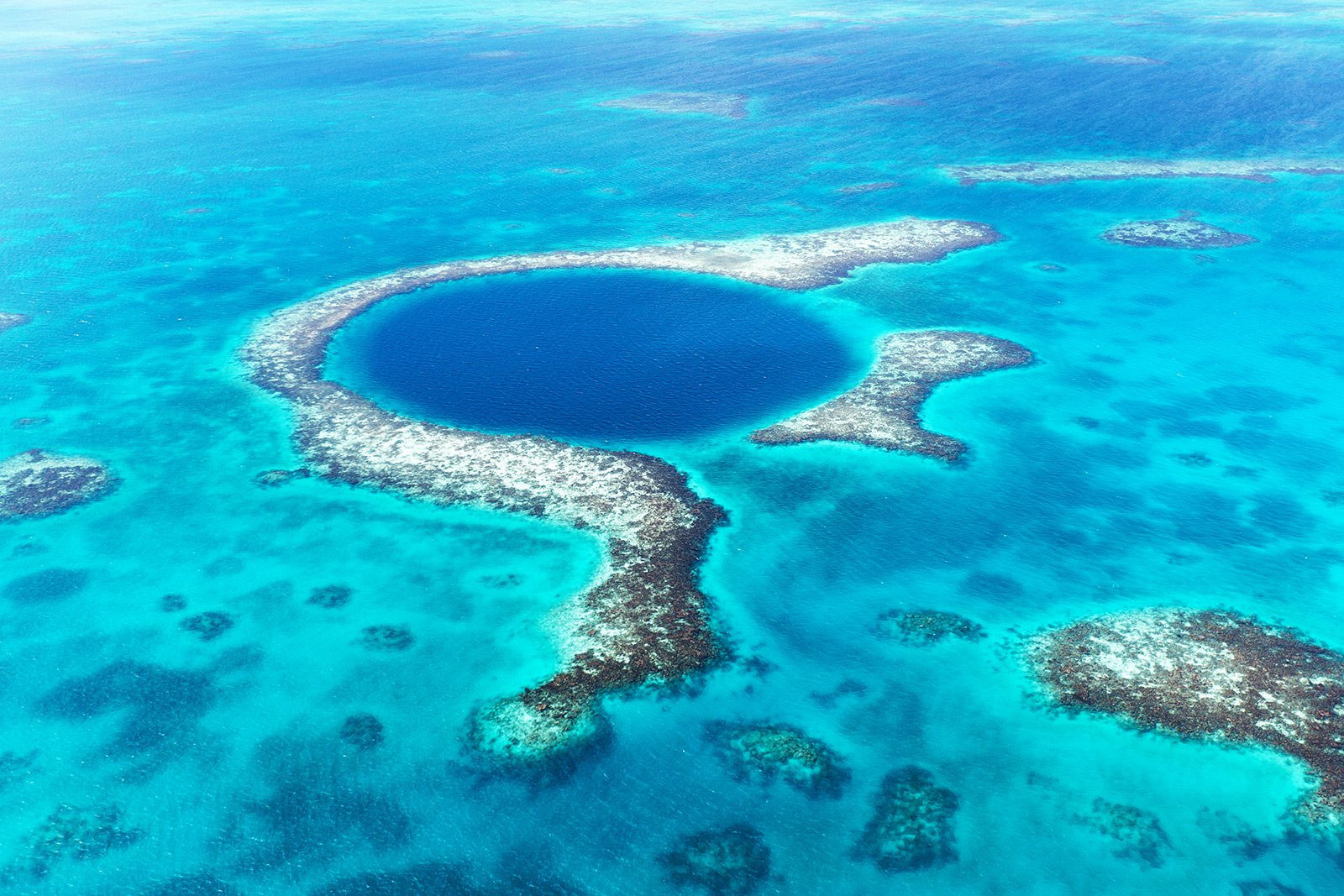 Большая голубая дыра (Great Blue Hole) &mdash; где находится, история, глубина, дайвинг, как добраться и интересные факты