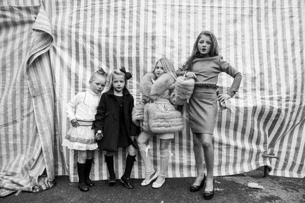 Детство на колесах: юные ирландские цыгане на потрясающих фотографиях Джейми Джонсона Детство на колесах: юные ирландские цыгане на потрясающих фотографиях Джейми Джонсона
